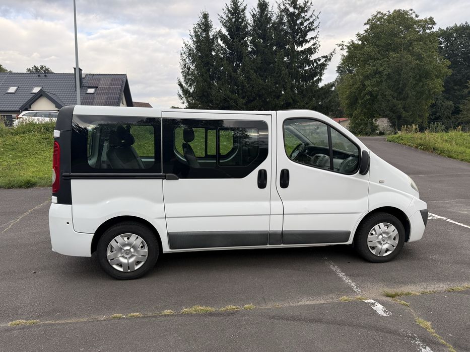 Renault trafic jak vivaro 9 osobowy ładny stan