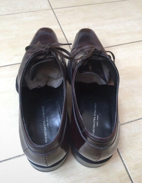 Sapato formal castanho com bordado, de cor castanha com brilho