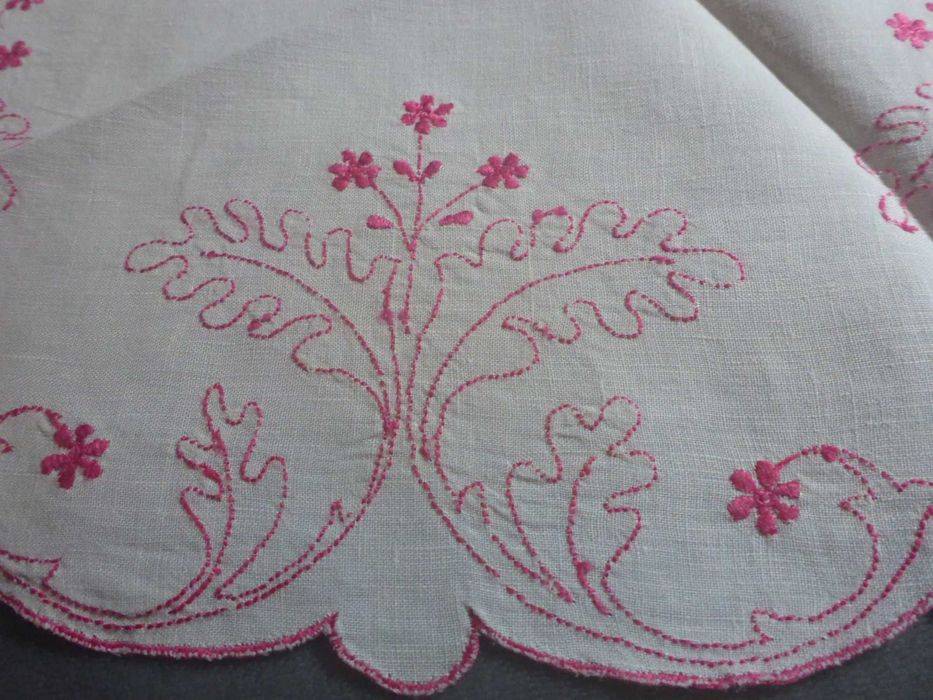 Toalha redonda linho cor rosa e 8 guardanapos bordados á mão 172x164cm