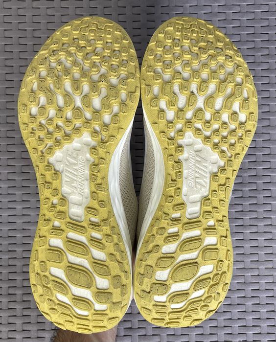 Nike Revolution 6 кроссовки 41 размер женские беговые бежевые