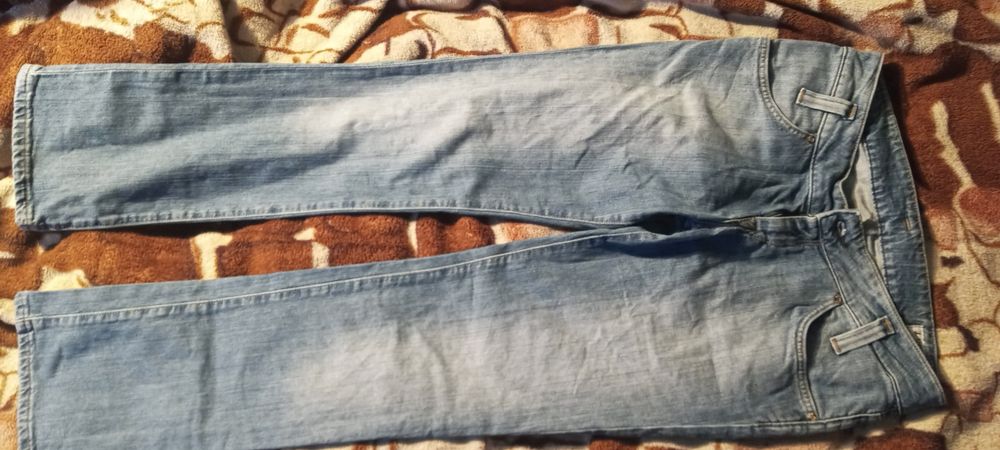 Niebieskie damskie spodnie jeansowe.