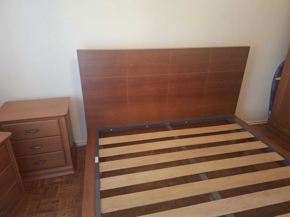 Mobilia de quarto em madeira macica boa qualidade