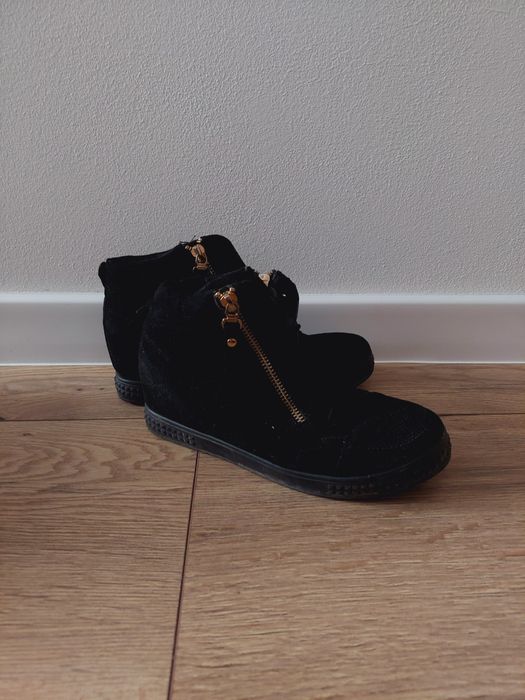 Czarne zamszowe sneakersy botki z zamkami 37 stan bardzo dobry