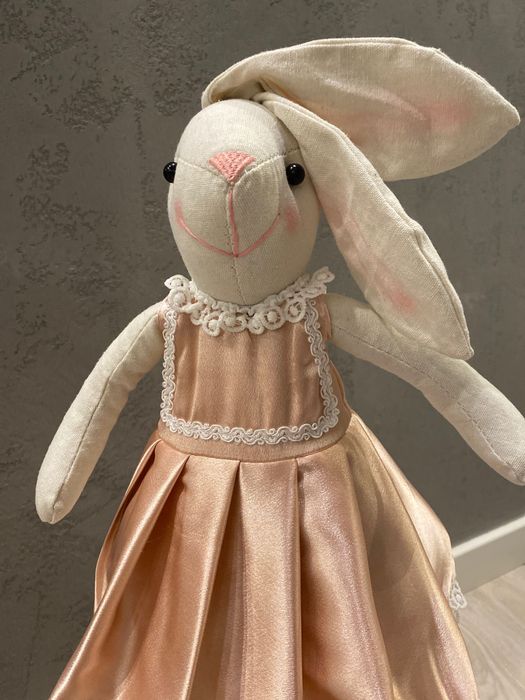 Zajączek dziewczynka na teleskopowych nogach