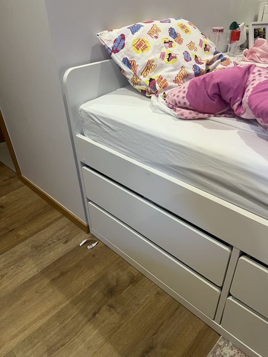 Cama solteiro com gabetas e prateleiras