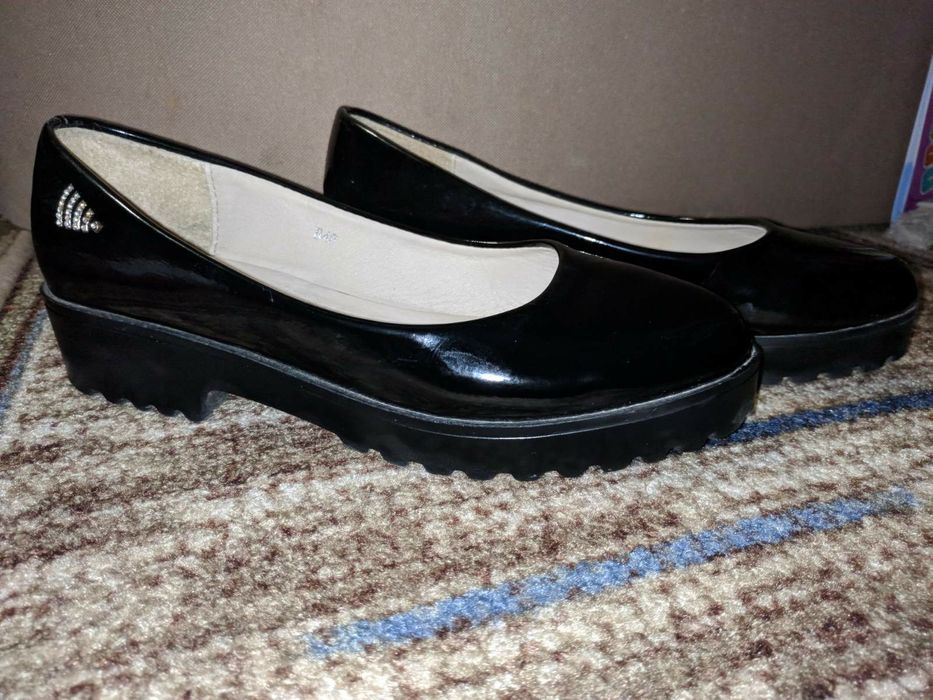 Туфлі лакові на тракторній підошві