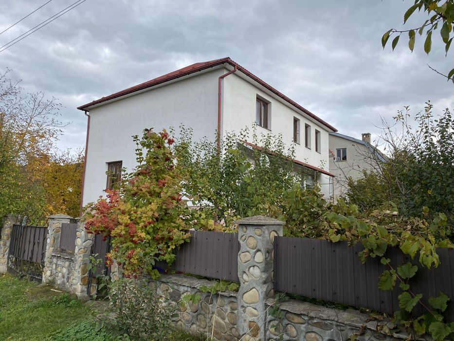 Будинок 282 м² у Крихівцях з гаражем, підвалом і садом