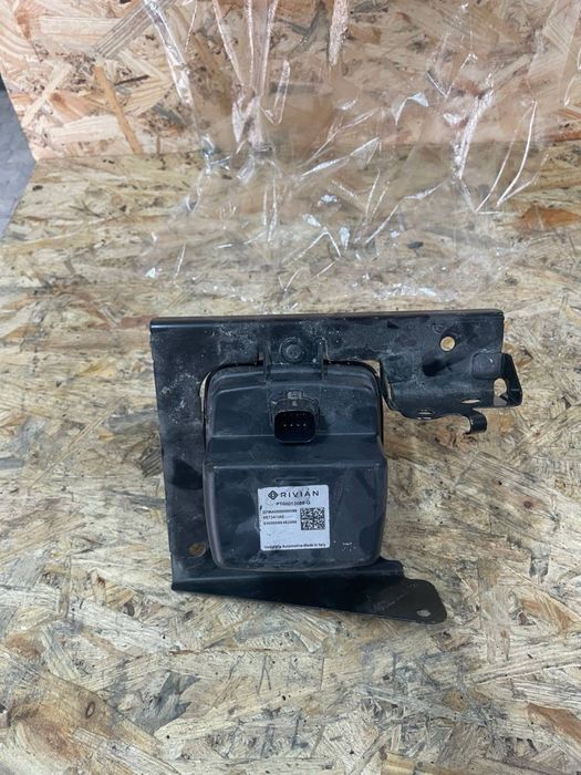 Динамік заднього бампера Rivian