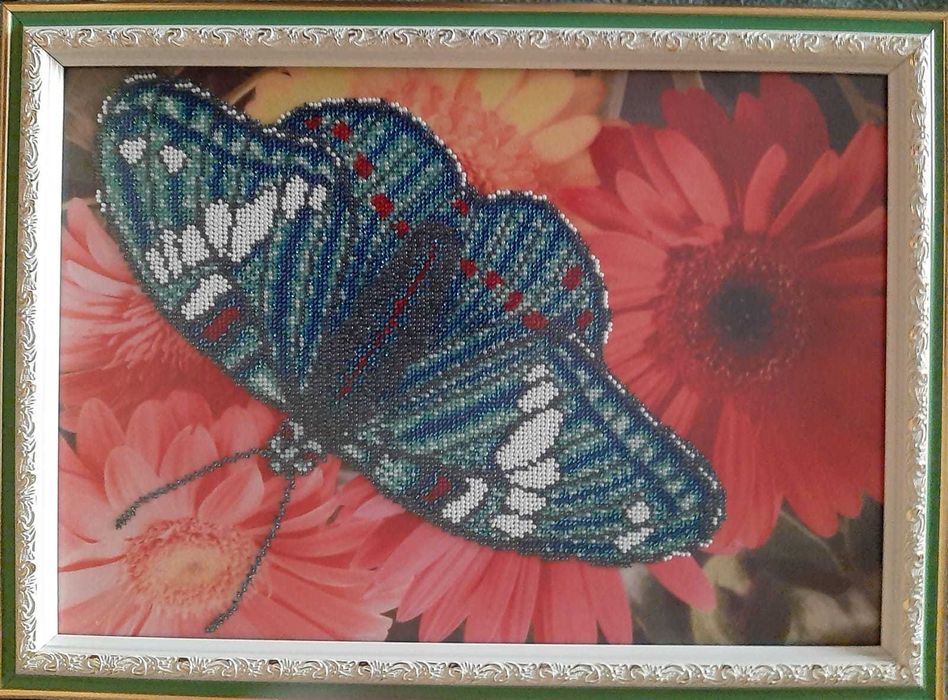 Картины вышиты бисером