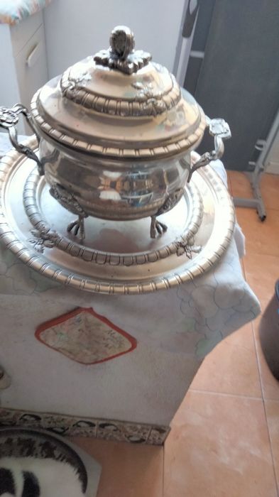 Biblô em metal prateado