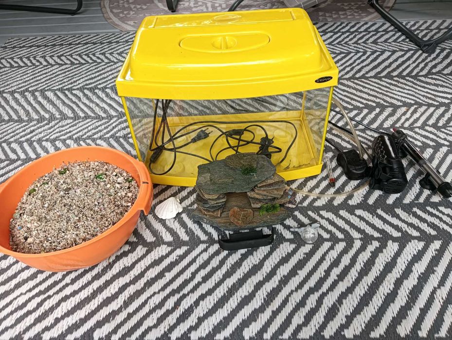 Akwarium 20L z całym wyposażeniem.