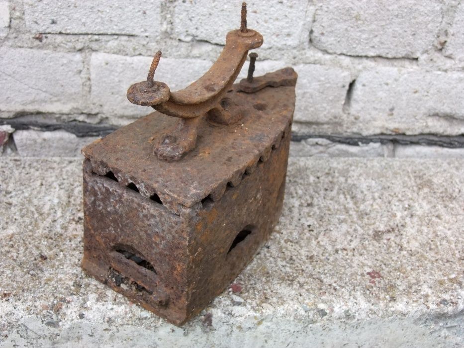 Stare mosiężne żelazko na duszę