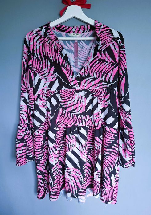 Neonowa sukienka oversize z falbankami