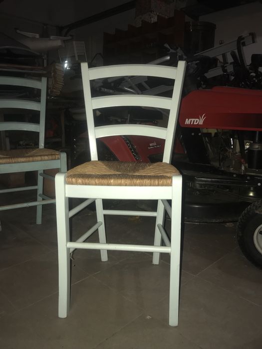 Cztery krzesła drewniane