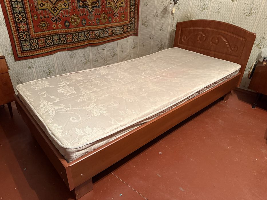 Продам односпальную кровать с матрасом
