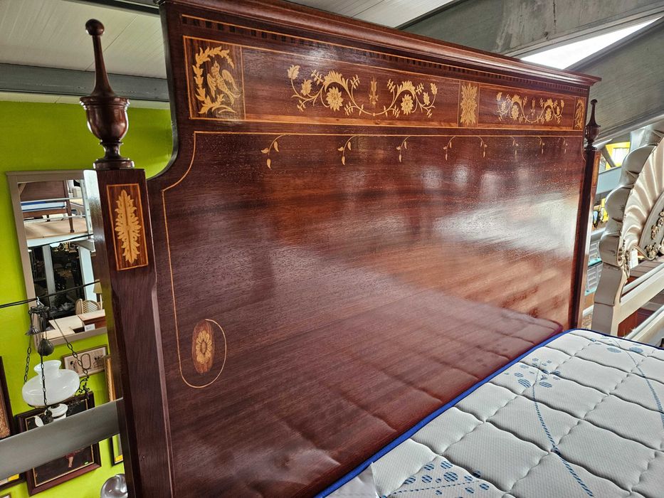 Magnifica cama estilo D. Maria com estrado e colchão - ó
