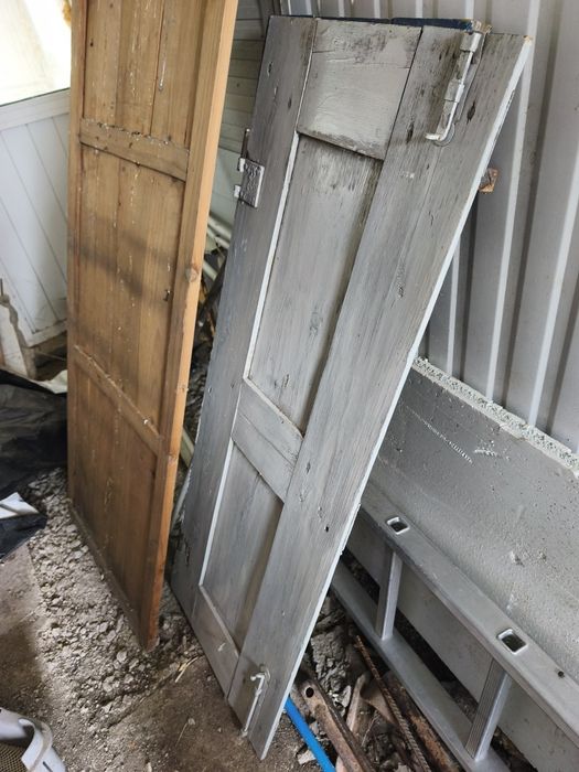 Portas e janelas de ferro e janelas em madeira