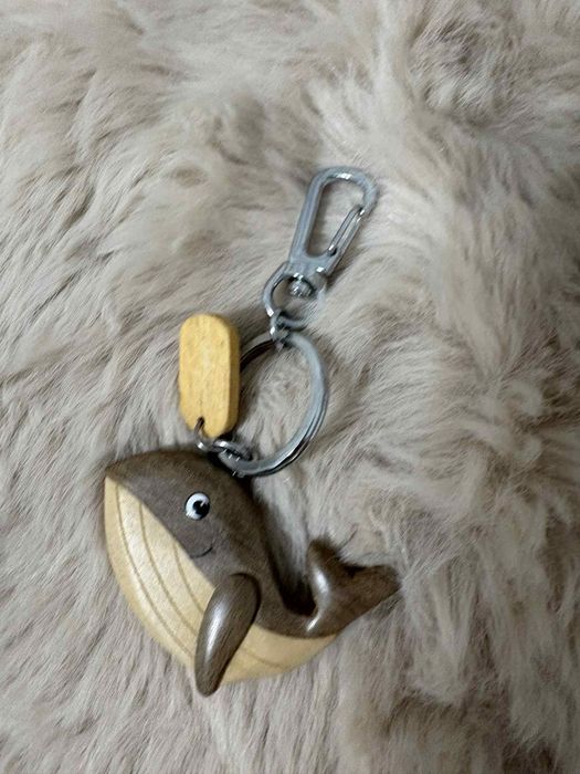 Drewniany breloczek wieloryb stan dobry