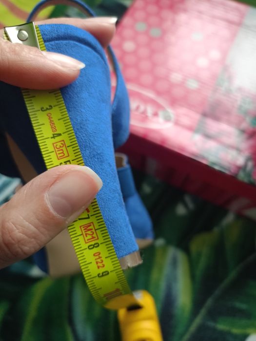 Sandały niebieskie na obcasie 39