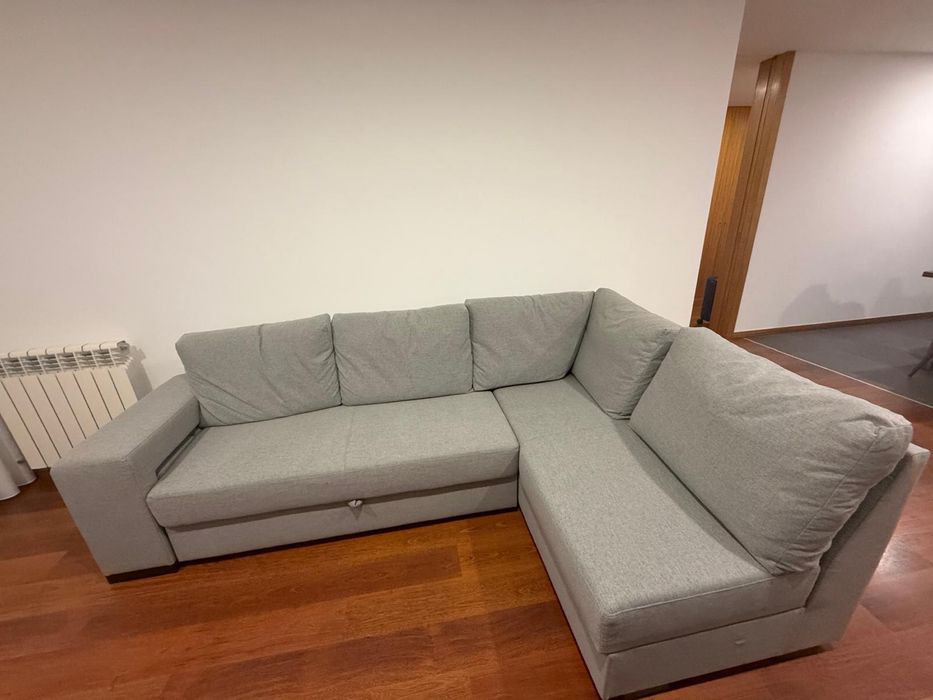 Sofa cama c/ mesa de centro e 2 bancos