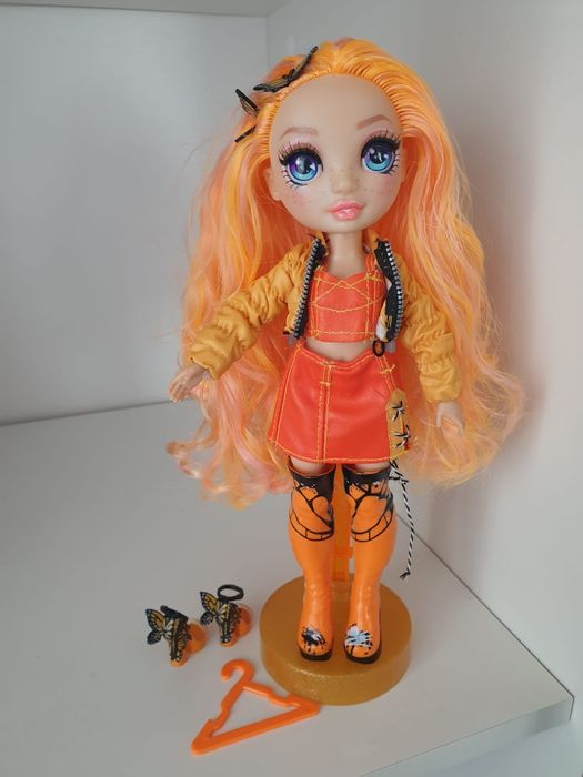Lalka Rainbow High Poppy Rowan pomarańczowa motylki