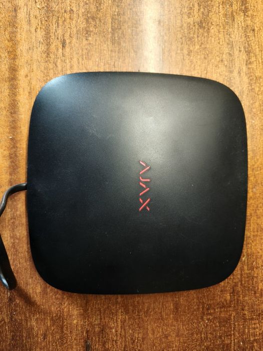 Два Ajax Hub - чорний та білий