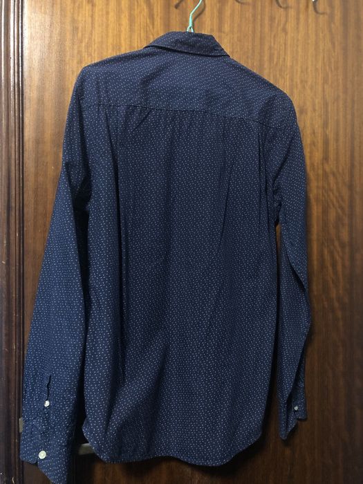 Camisa azul com pintas brancas