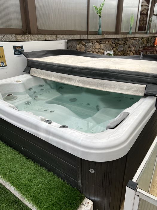 Jacuzzi/ Spa 6 lugares com cromoterapia