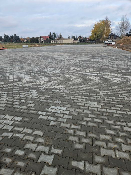 Układanie kostki przemysłowej podwórka sadownicze drogi parkingi