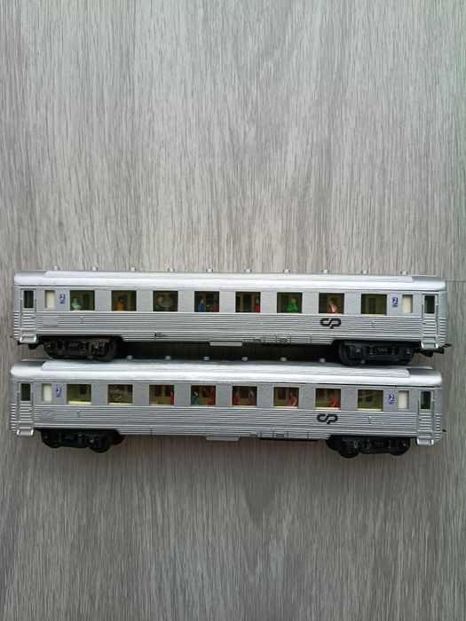 Conjunto 2 carruagens inox com figuras passageiros, H0 1/87