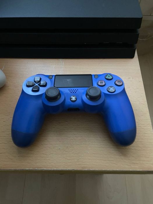 Комплект: PS4 Pro,  3 джойстика, монітор
