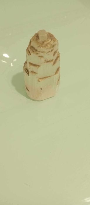 Cristal quartzo em forma de obelisco