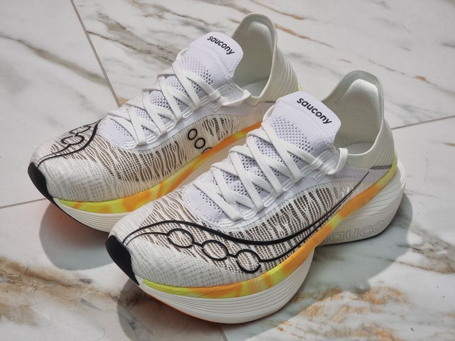 Оригінал 100% бігові кросівки Saucony Endorphin Elite 2  EUR  42.5