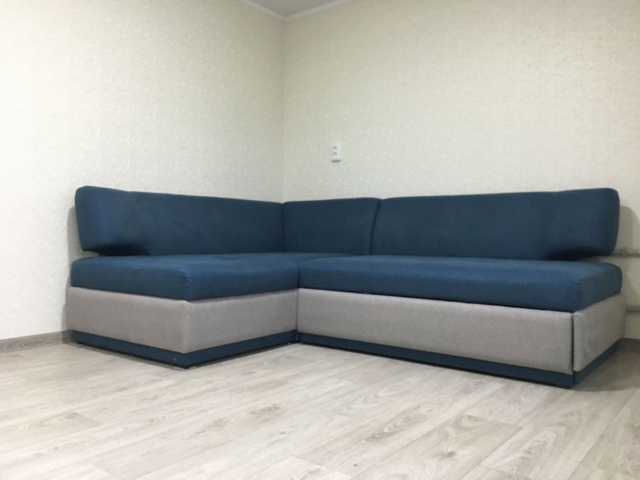 Диван кутовий розміри 2.3 х 1.7м.