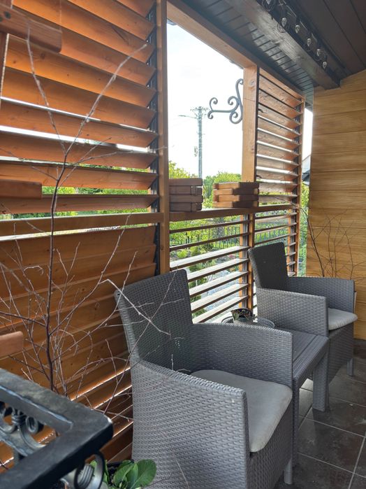 Żaluzje drewniane tarasowe ruchome deseczki zabudowa tarasów i altan