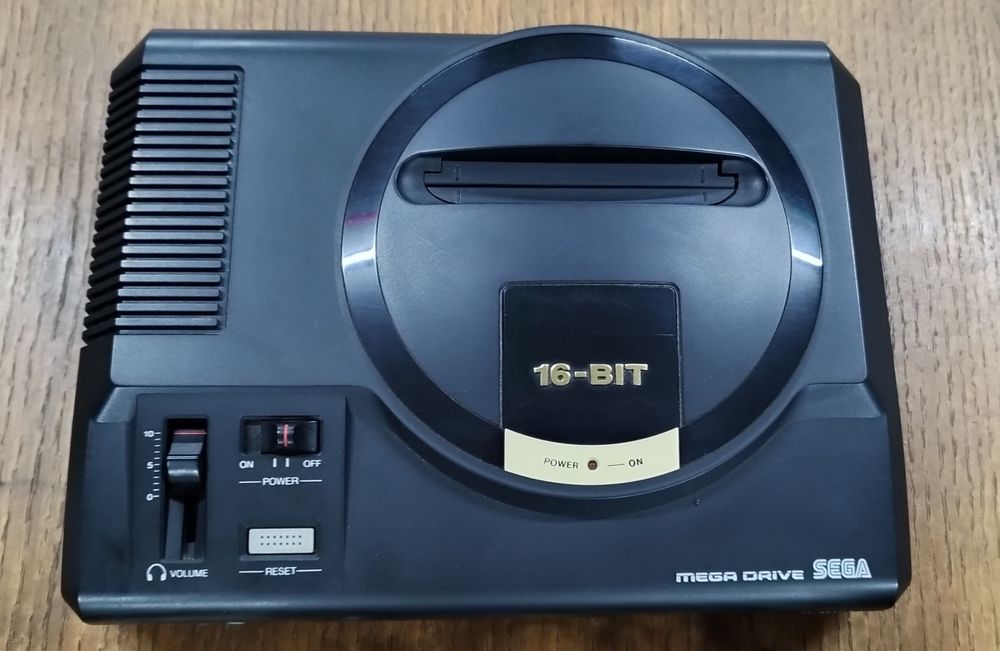 Consola Sega Mega Drive + 2 Comandos + 11 Jogos com Caixa