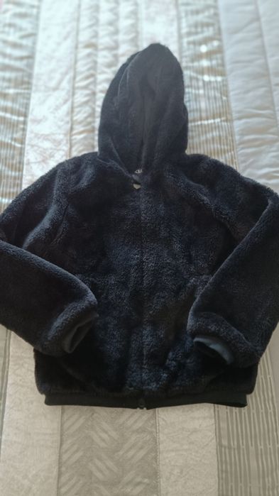 Roupa de menina em bom estado