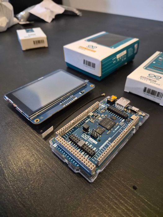 Arduino Giga R1 WiFi + Display Shield - Novos