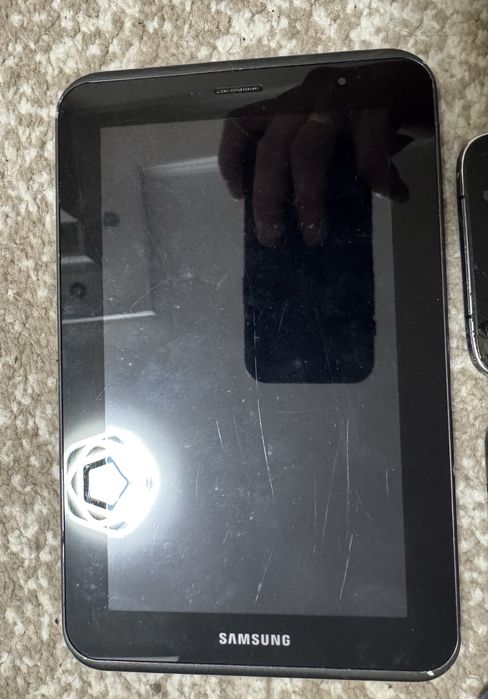 Старые мобильные телефоны и планшет