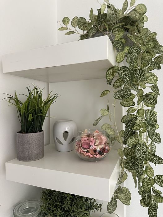 Prateleira ikea com pecas decorativas