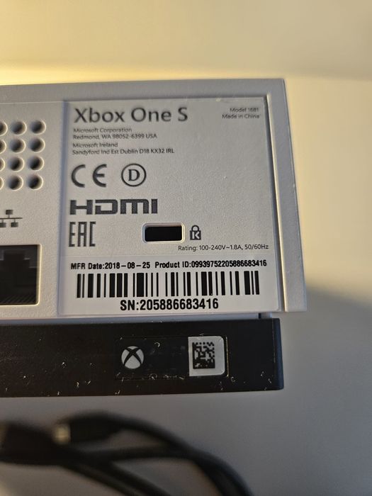 Xbox one z dwoma pasami, kablem oraz dwiema grami