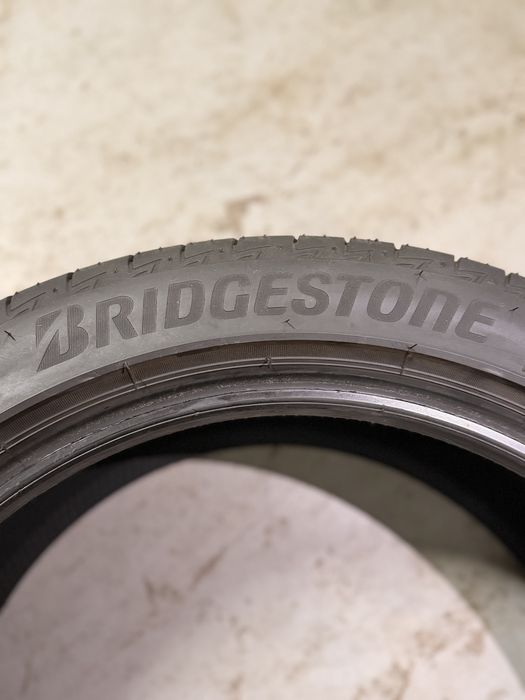 Літеі шини Bridgstone 235/45 R18