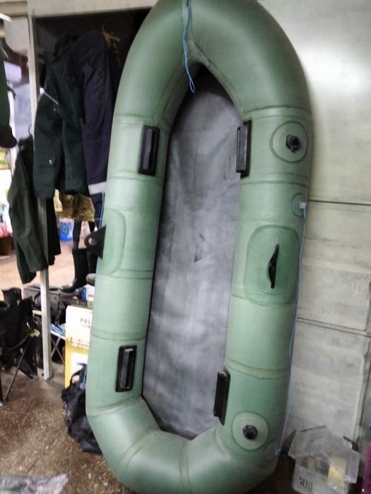 Лодка резиновая.