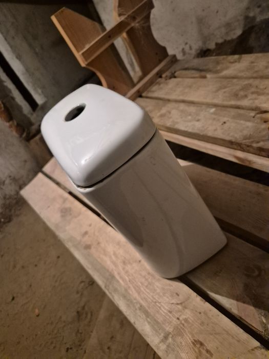 Бачек унітазу ,у відмінному стані,по центрам кріплень16 см