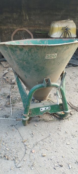 Vendo máquina de silar e espalhador de adubo