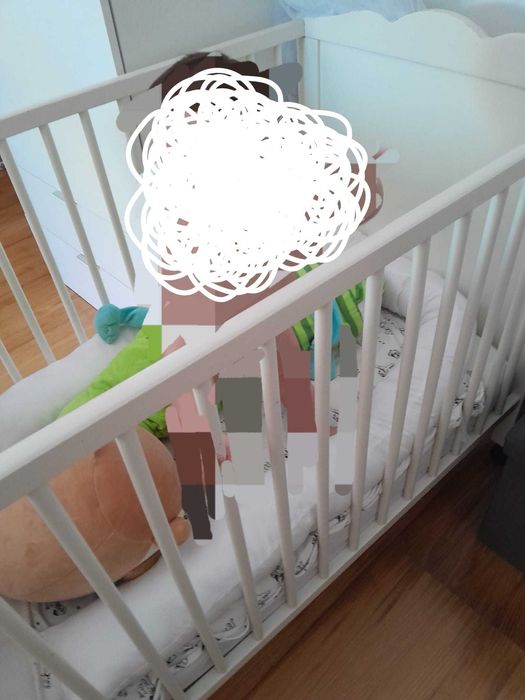 Berço com colchão e itens de bebé