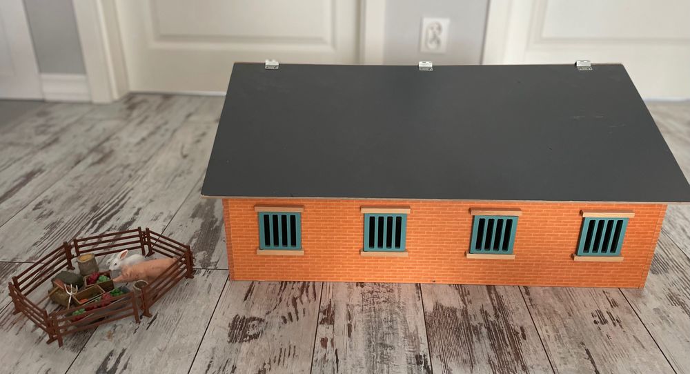 Drewniana stajnia dla koni Sleich