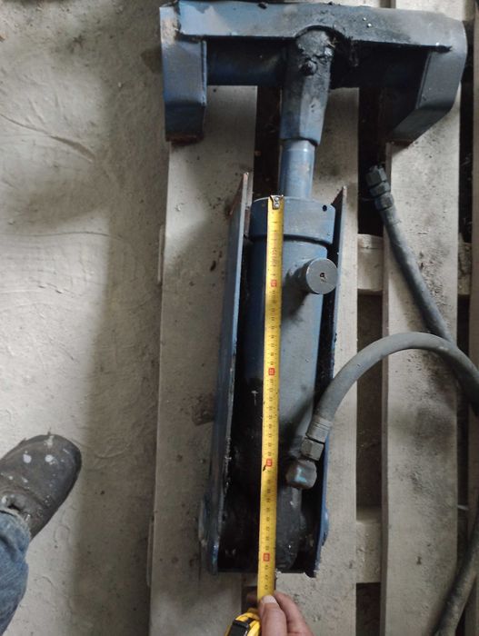 Siłowniki hydrauliczne wraz z rozdzielaczem
