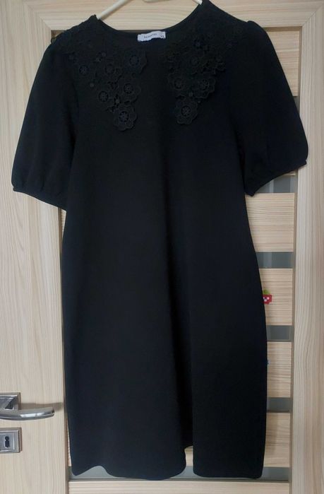 Sukienka z koronkowym kołnierzykiem mała czarna Reserved xs