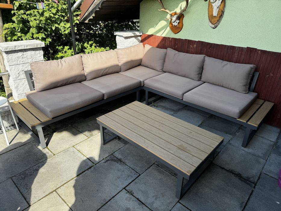 Wypoczynek ogrodowy ze stolikiem